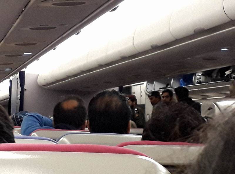 بنکاک سے لاہور آنیوالی پرواز میں 2 پاکستانیوں کی ایسی حرکت کہ جہاز میں افرا تفری پھیل گئی، لاہور پہنچتے ہی ایف آئی اے نے دونوں کو گرفتار کرلیا