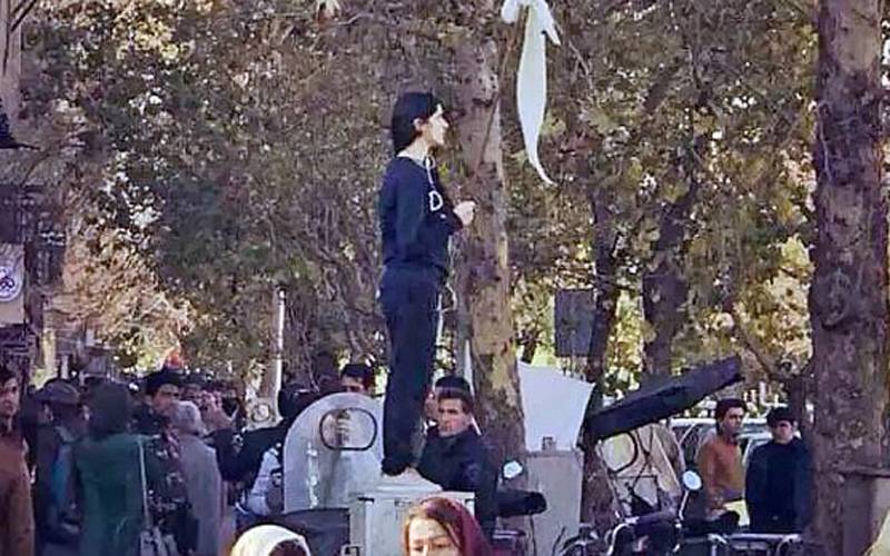 ایران میں مظاہروں کے دوران سرعام اپنا نقاب اتارنے والی یہ نوجوان لڑکی جس کی اس ویڈیو نے دنیا میں دھوم مچادی، لیکن اب یہ کہاں اور کس حال میں ہے؟ جان کر آپ بھی آنکھیں بند کرلیں گے