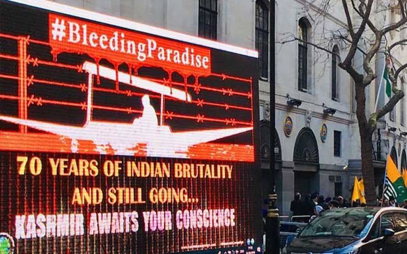 لندن میں کشمیریوں اور سکھ عوام کا آزادی کیلئے بھارتی ہائی کمیشن کے سامنے احتجاج بھارتی شرپسندوں کو ہضم نہ ہوسکا، ایسا کام کردیا کہ آپ کو بھی بھارتیوں کی بوکھلاہٹ پر حیرت ہوگی