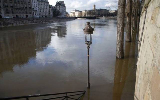 پیرس، دریائے سین میں پانی کی سطح خطرناک حد تک بلند، ریستوران زیر آب آگئے