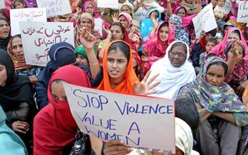 خاتون سمیت پورا گروہ پکڑا گیا، جہیز کا لالچ دے کر نوجوان پاکستانی دلہنوں کے جسم کا کونسا حصہ نکال لیتے تھے؟ جان کر ہرشخص کانپ اٹھے
