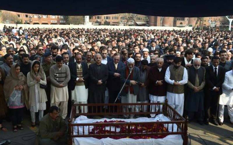 عاصمہ جہانگیر کی نماز جنازہ کے موقع پر خواتین نے ایسا کام کر دیا کہ ہر کوئی حیران رہ گیا 