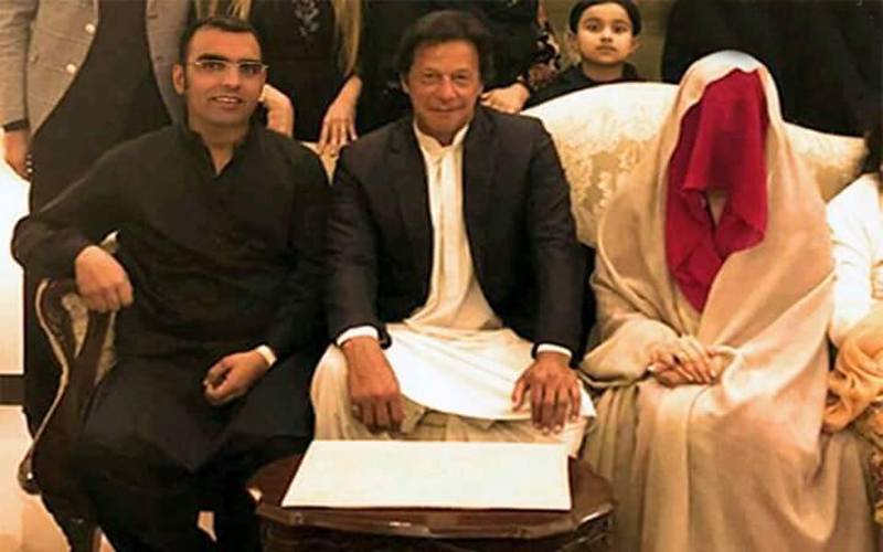 ”عمر چیمہ کو عمران خان کی شادی کا اس لیے پتہ چلا کیونکہ نکاح کی تقریب میں وہ۔۔۔“ ایسی تصویر سامنے آگئی کہ سوشل میڈیا ہنگامہ برپا ہوگیا
