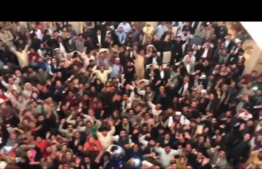 لیگی کارکنوں کی شدید نعرہ بازی، نواز شریف اجلاس کی صدارت چھوڑ کر پنجاب ہاﺅس کی چھت پر آ گئے