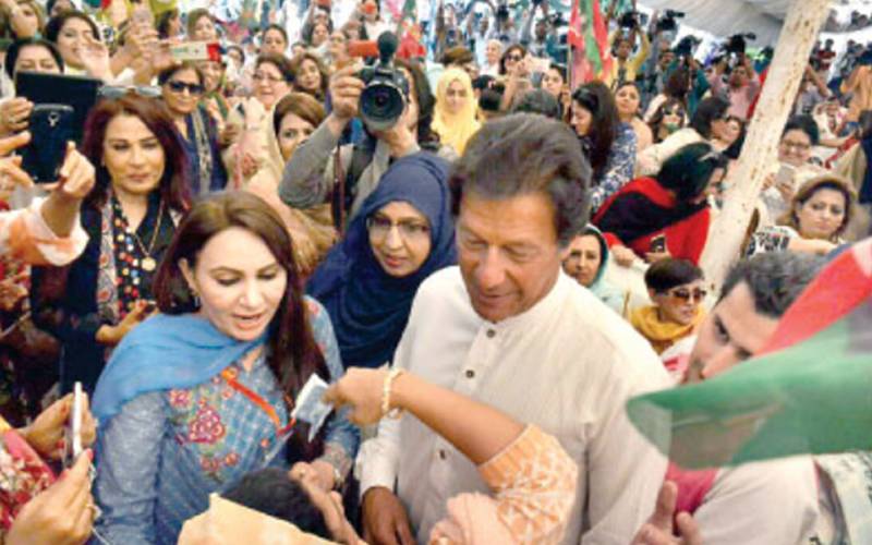 خاتون نے عمران خان کا ہزار روپے کے نوٹ سے صدقہ اتارا