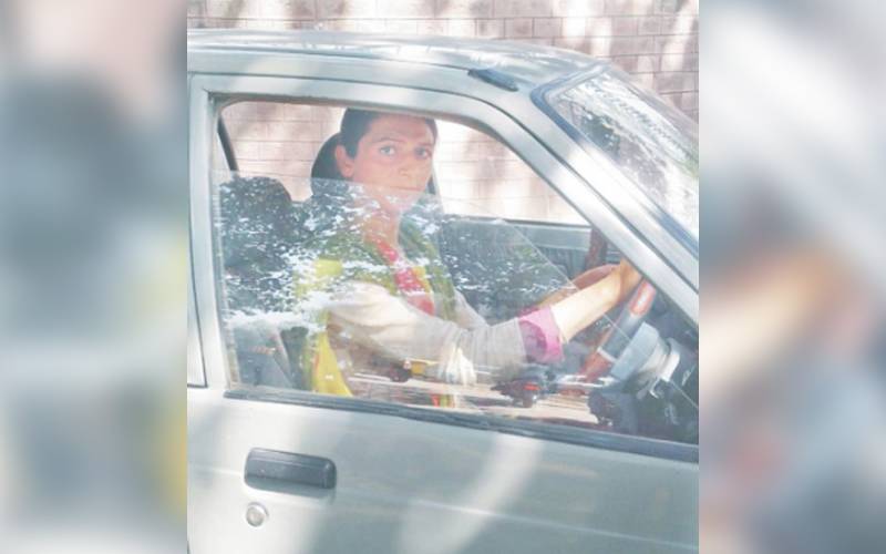 ٹریفک پولیس نے امتحان پاس کرنیوالے خواجہ سرا کو ڈرائیونگ لائسنس جاری کر دیا