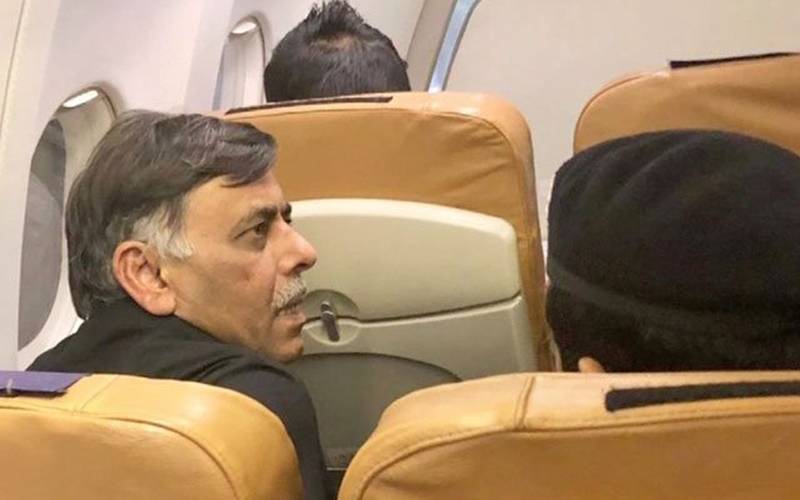 راؤانوار اسلام آباد سے کراچی منتقل ،طیارے میں ایک مسافر نے سیلفی لینے کی خواہش ظاہر کی تو سابق ایس ایس پی نے کیا کردیا؟ جان کر آپ کو بھی بے حد حیرت ہوگی