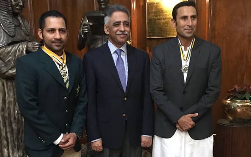 یونس خان اور سرفراز احمد کو ستارہ امتیاز دینے کی تقریب،قومی کرکٹ ٹیم کے کپتان یہ اعزاز پانے والے سب سے کم عمر پاکستانی کرکٹر بن گئے