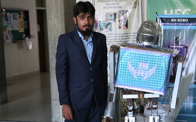 پاکستانی نوجوان کا جیتا جاگتا روبوٹ 