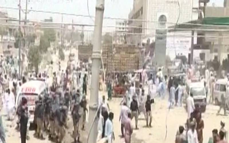 کراچی:6 سالہ بچی کی ہلاکت پر ورثا کا روڈ بلاک کرکے احتجاج، پولیس کاعلاقہ کلیئر کرانے کیلئے آپریشن،علاقہ میدان جنگ بن گیا