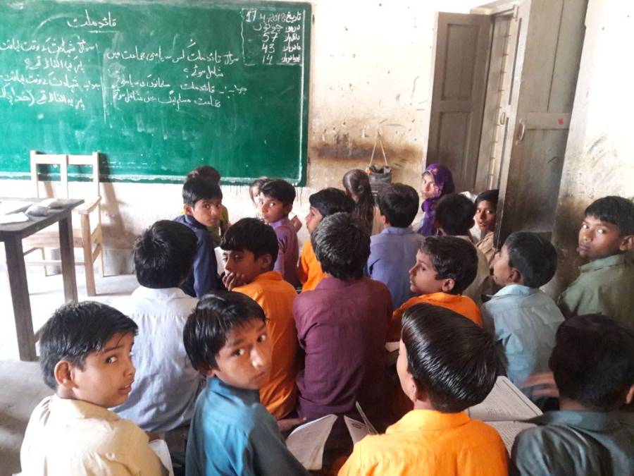 سندھ میں تعلیمی سال کا آغاز لیکن زیادہ تر سکولوں میں طلبہ نئی تدریسی کتابوں سے محروم 