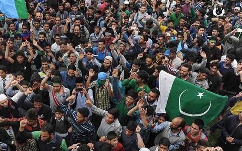 مقبوضہ کشمیر میں احتجاجی مظاہرہ پاکستانی پرچم لہرایا گیا