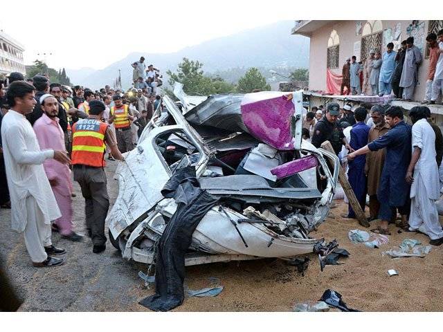 ایبٹ آباد میں ٹرک اور مسافر وین کی ٹکر ،10افراد جاں بحق 