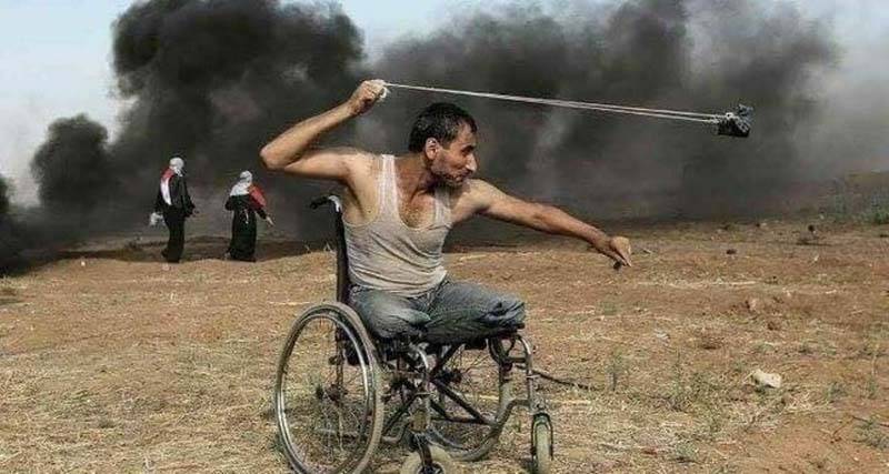 امریکی سفارتخانے کاافتتاح کردیا گیا، احتجاج کرتے اس معذور شخص کو اسرائیلی فوجی نے شہید کر دیا لیکن یہ معذور کس طرح ہوا تھا؟ جان کر آپ کیلئے آنسو روکنا ناممکن ہو جائے گا