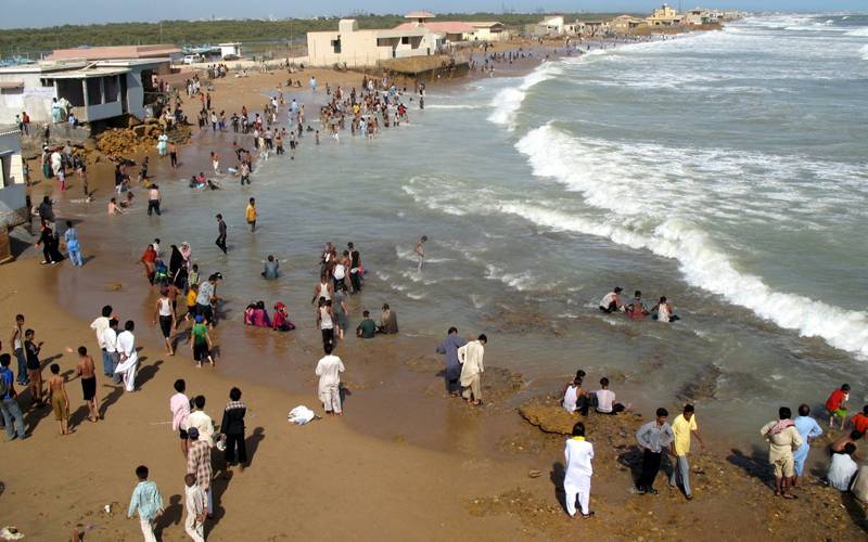 کراچی میں ساحل سمندر پر پکنک منانے والے افراد جلدی امراض میں مبتلاہونے لگے
