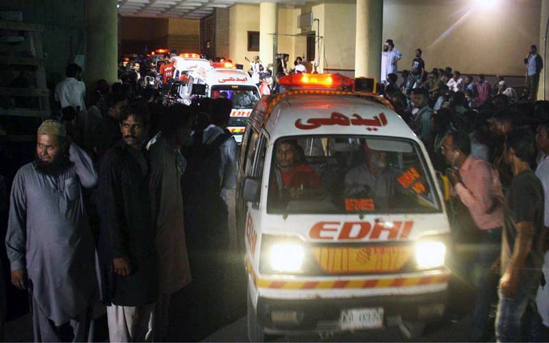 کراچی کے علاقے کورنگی ویٹا چورنگی میں مسافر بس الٹ گئی،2 افراد جاں بحق،7زخمی