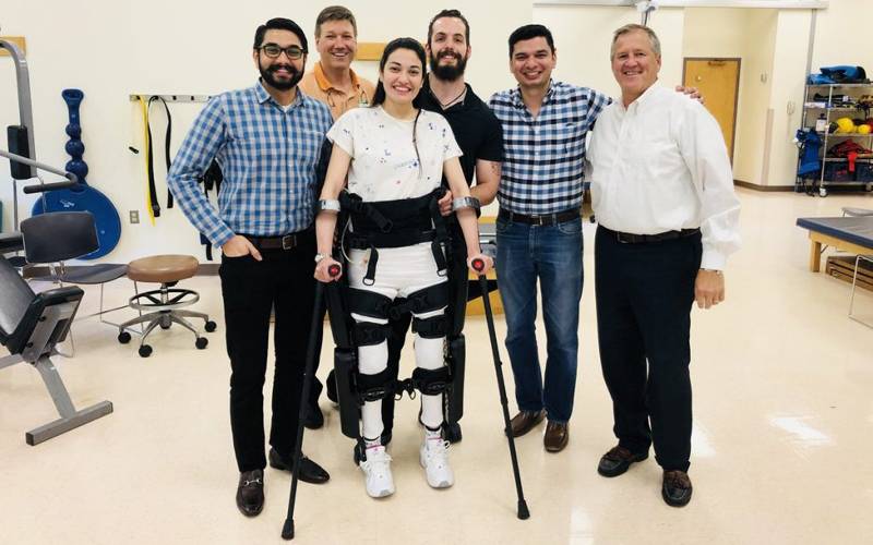 معذور مصورہ منیبہ مزاری روبوٹک ٹانگوں کی مدد سے 10سال بعد بغیر سہارے چلنے لگیں، ویڈیو سوشل میڈیا پر وائرل