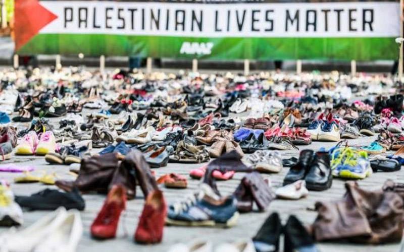 فلسطینی شہادتوں پر احتجاج،عالمی ضمیر کوجھنجھوڑنے کے لئے ہزاروں جوتے یورپی یونین کے دفتر کے باہر رکھ دیئے 