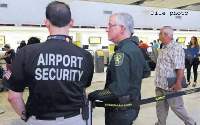 امریکاکے ائیرپورٹ پر سیکورٹی عملے کی مسلم مسافروں کو نماز سے روکنے کی کوشش