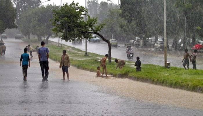 لاہورسمیت پنجاب کے مختلف شہروں میں بارش، کراچی میں بھی موسم ابرآلود