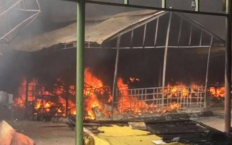 ماڈل بازار میں آتشزدگی سے لاکھوں روپے کا سامان جل کر خاکستر ،2 افرادمعمولی زخمی