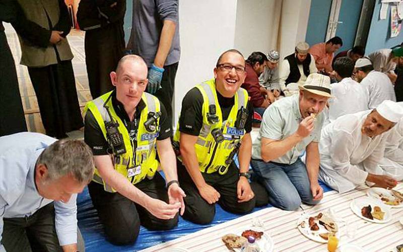 برطانوی پولیس کے غیر مسلم اہلکاروں نے بھی روزہ رکھ لیا تاکہ۔۔۔ وجہ جان کر آپ بھی داد دیں گے