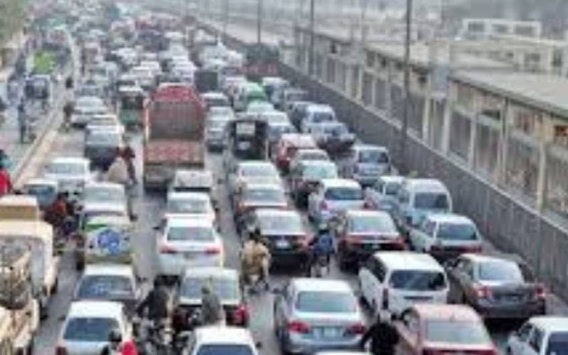صوبائی دارالحکومت کی مختلف شاہراﺅں پر شدید ٹریفک جام ،گاڑیوں کی میلوں لمبی قطاریں
