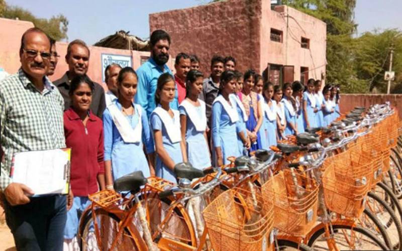 بھارت، طلبہ میں زعفرانی رنگ کی سائیکلیں تقسیم
