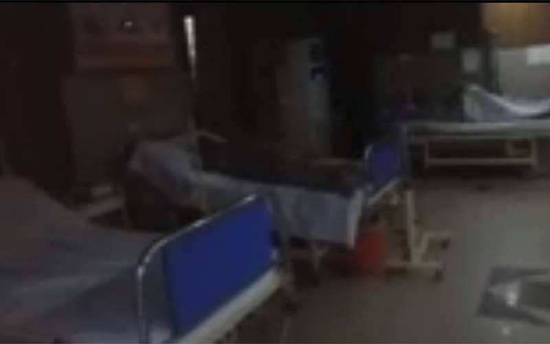 سول ہسپتال مانگا منڈی میں ڈاکٹر ایمرجنسی میں اے سی چلا کر سوتے رہے ، مریضہ درد میں تڑپتی رہی 