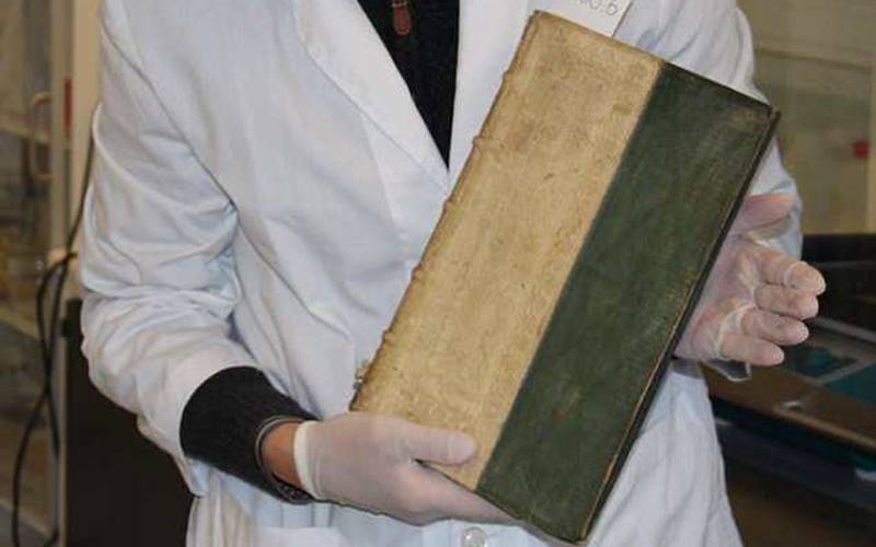 لائبریری سے کئی سال پرانی زہریلی کتابیں دریافت، کتاب میں زہر کیسے ہوسکتا ہے؟ حقیقت جان کر سائنسدان بھی دنگ رہ گئے