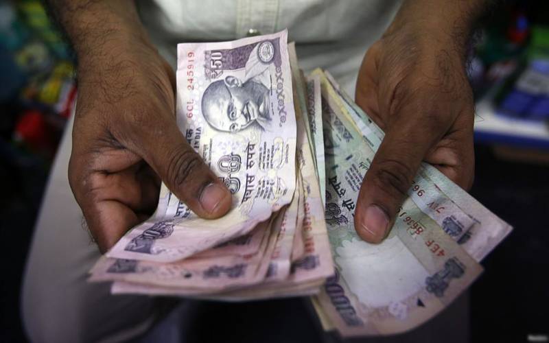 بھارتی روپیہ ڈالر کے مقابلے میں تاریخ کی کم ترین سطح پرآگیا