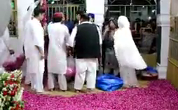 عمران خان اور ان کی اہلیہ پاکپتن میں مزار کے اندر کیا کرتے رہے؟ ایسی ویڈیو سامنے آ گئی کہ مریم نواز کہہ اٹھیں ”اف اللہ۔۔۔“ 