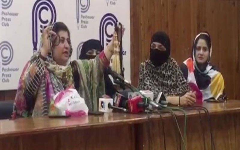 ’علی امین گنڈا پور یہ کاروبار کرتے ہیں اور ۔ ۔ ۔‘‘ تحریک انصاف کی خواتین پراندے اور چوڑیاں لے آئیں، انتہائی سنگین الزام لگا دیا
