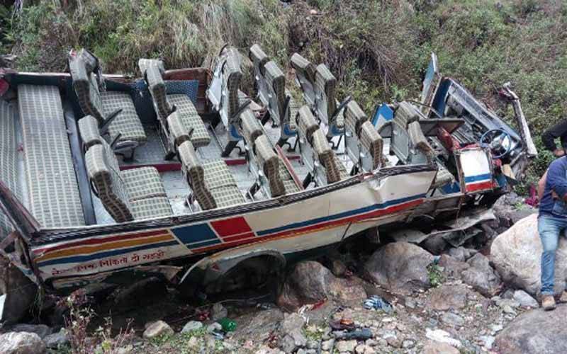 بھارتی ریاست اترکھنڈ میں مسافر بس گہری کھائی میں گرنے سے 40 سے زائد افراد ہلاک