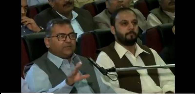 ڈی جی آئی ایس پی آر کی پریس کانفرنس میں عمران خان کو ’ناسور‘ کہنے والے رپورٹر کو سخت سزا دیدی گئی 