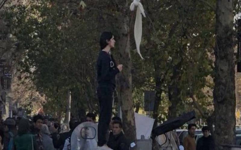 سکارف کی بے حرمتی پر ایرانی خاتون کو 20سال قید کی سزا