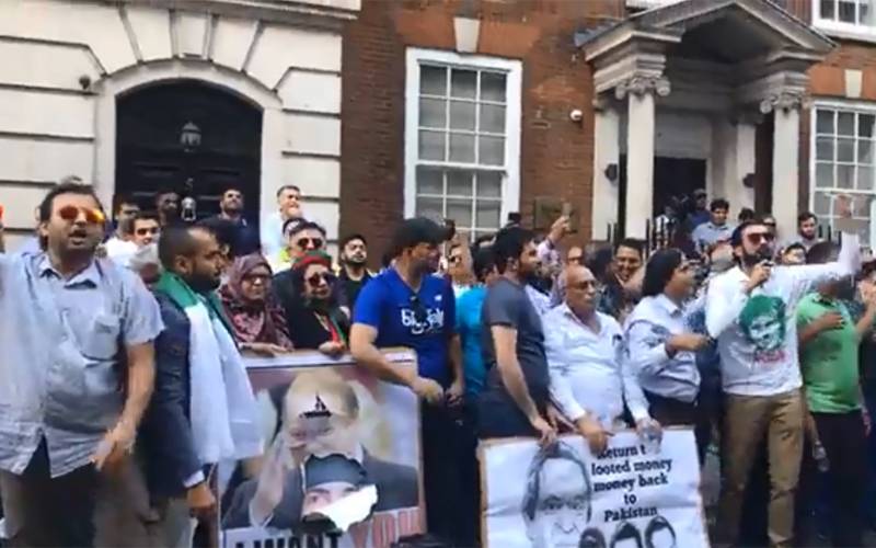  لندن میں واقع ایون فیلڈ فلیٹس کے باہر تحریک انصاف کے کارکنوں کا احتجاج ،پولیس کی بھاری نفری بھی موجود 