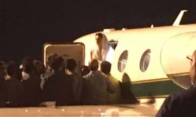 مریم نواز کو چھوٹے طیارے میں اسلام آباد منتقل کرنے کیلئے سوار کیا گیا تو وہ جہاز کے دروازے میں کھڑی ہو کر ایئرپورٹ حکام سے کیا پوچھتی رہیں؟جان کر عمران خان بھی دنگ رہ جائیں گے