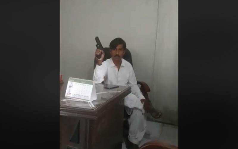 کراچی میں نجی کمپنی کے سابق ملازم نے تنخواہ نہ ملنے پر گن پوائنٹ پر عملے کو یرغمال بنالیا ، بارود سے اڑانے کی دھمکی، چیف جسٹس سے بات کرانے کا مطالبہ