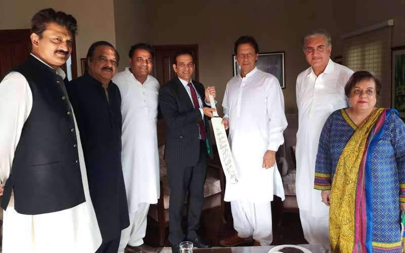بھارتی کرکٹ ٹیم نے عمران خان کیلئے سفیر کے ہاتھوں ایسا تحفہ بھیج دیا کہ کوئی سوچ بھی نہ سکتاتھا ، بڑی خبر آ گئی 
