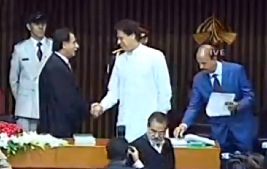 عمران خان حلف پر دستخط کرنے گئے تو ایاز صادق نے ان کیساتھ کیسے ہاتھ ملایا؟ ویڈیو نے سوشل میڈیا پر دھوم مچا دی، دیکھ کر آپ بھی بے اختیار کہہ اٹھیں گے ”یہ ہے جمہوریت“
