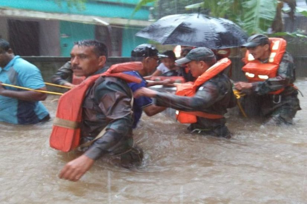 بھارت : سیلاب سے ایک دن میں 27 اموات ، کوچی ائیر پورٹ بند کردیا گیا ،مرنے والوں کی تعداد 47 تک پہنچ گئی