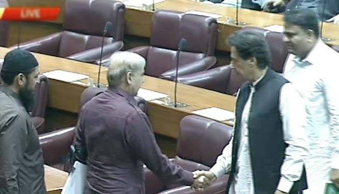شہبازشریف پارلیمنٹ میں آئے تو اپنی نشست پر بیٹھے عمران خان نے ایسا کام کر دیا کہ جان کر آپ بھی ان کی تعریف کیے بغیر نہ رہ پائیں گے 