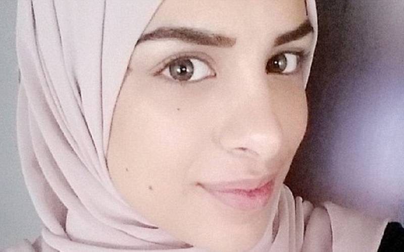 نوجوان مسلمان لڑکی کو مرد سے مصافحے سے انکار پر ساڑھے 4 لاکھ روپے مل گئے، مگر کیسے؟ جان کر ہر مسلمان سبحان اللہ کہہ اُٹھے