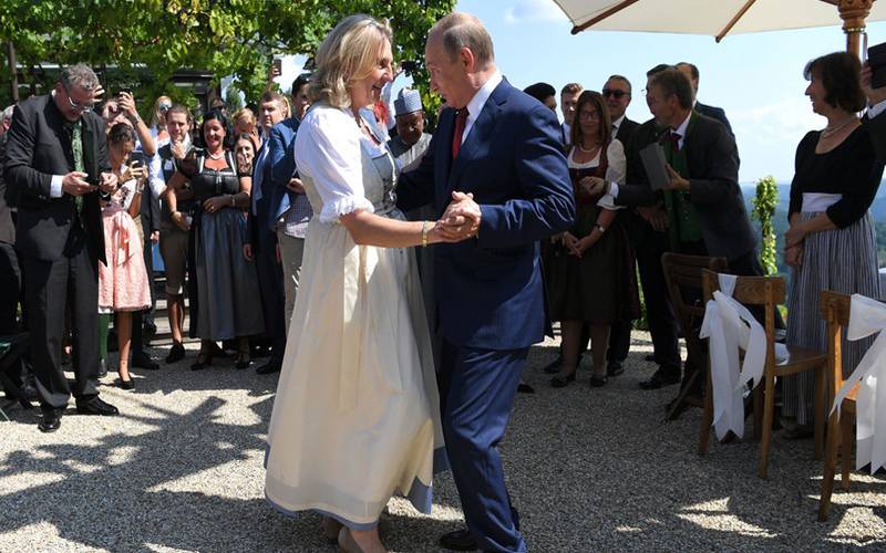 آسٹریا کی وزیر خارجہ کی شادی پر روسی صدر پیوٹن کا رقص ،محفل لوٹ لی