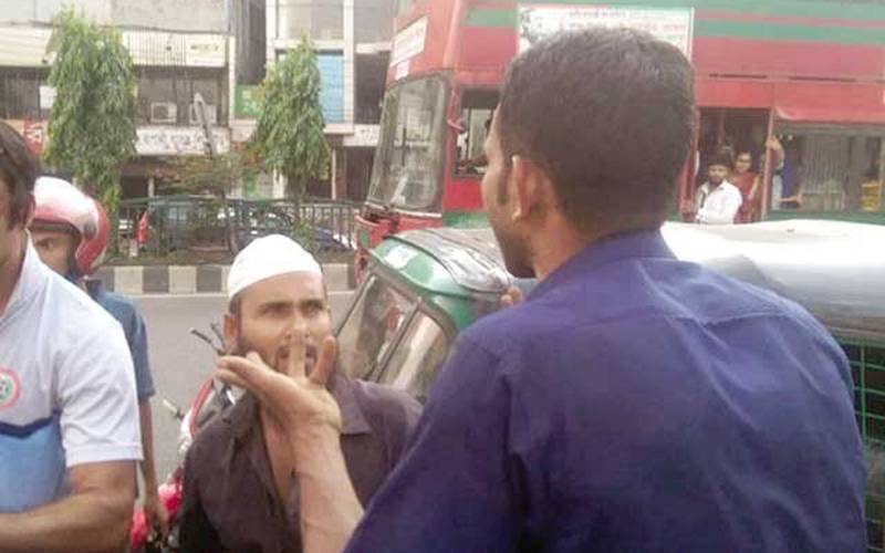 شہادت حسین نے آٹو رکشہ ڈرائیور کی پٹائی لگا دی