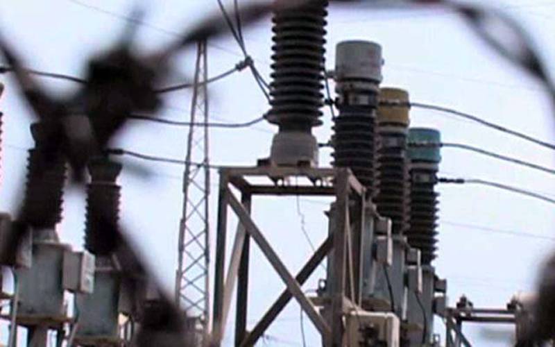 بجلی کی ترسیل کا نظام ناکارہ، افسروں کی لاکھوں روپے تنخواہیں، وزارت پانی و بجلی نے نوٹس لے لیا