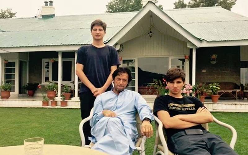 عمران خان وزیراعظم ہاوس میں مصروف لیکن چھٹیوں پر پاکستان آئے ہوئے ان کے بیٹے بنی گالا میں کس کے ساتھ وقت گزار رہے ہیں ؟تازہ تصویر دیکھ کر آپ بھی خوشگوار حیرت میں مبتلا ہو جائیں گے 