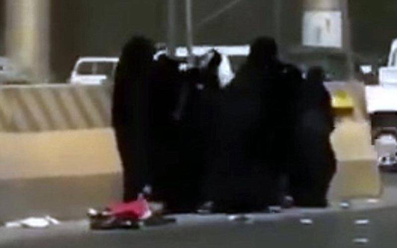 سعودی عرب میں خواتین کی سڑک پر خوفناک لڑائی، اس لڑائی میں چھوٹے سے بچے کا کیا بنا؟ دیکھ کر پوری دنیا آگ بگولا ہو گئی