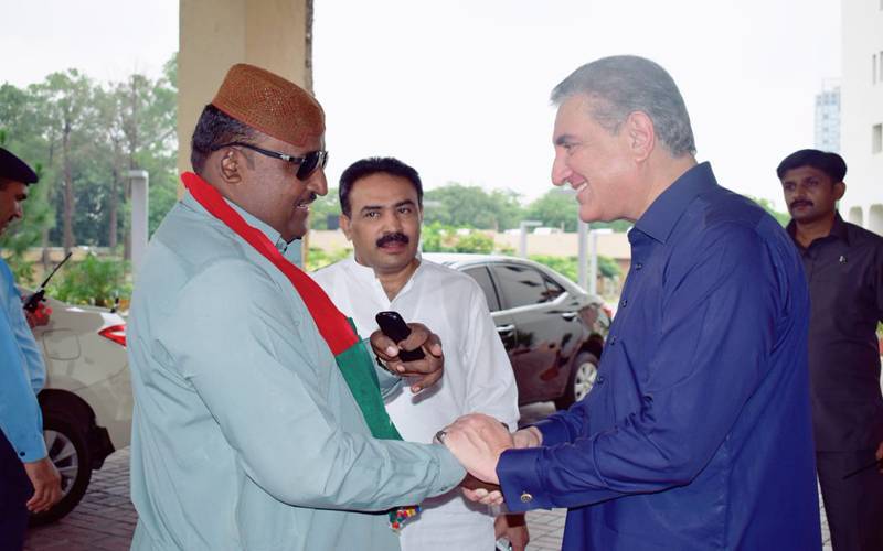 وزیر خارجہ سے سندھ سے موٹرسائیکل پر 9 دن کا سفر طے کرکے اسلام آبادپہنچنے والے شہری کی ملاقات